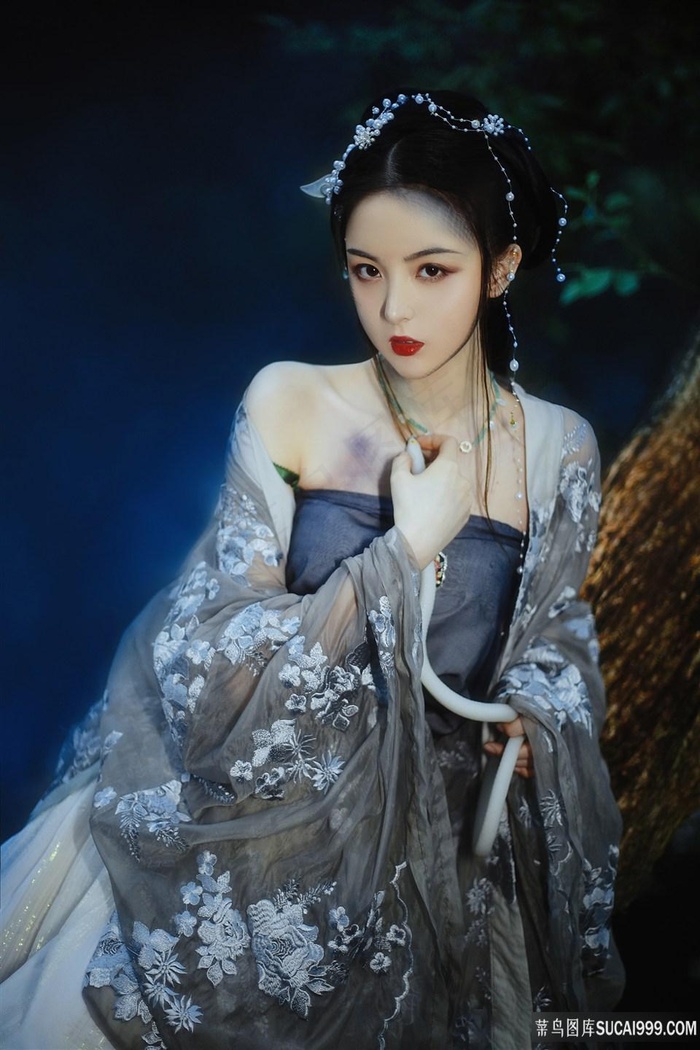 草莓秋葵芭乐绿巨人震撼上映，网友赞叹连连！