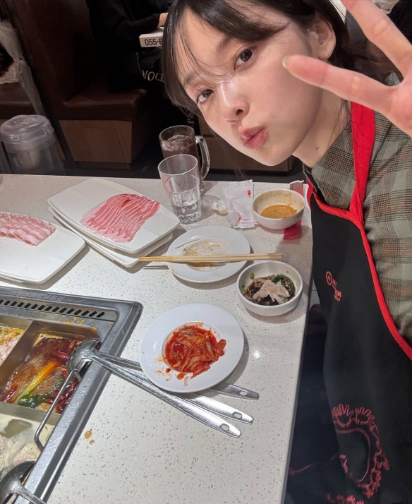《寂静岭f》女主脸模晒生活照：打扮美美的吃海底捞！(图1)