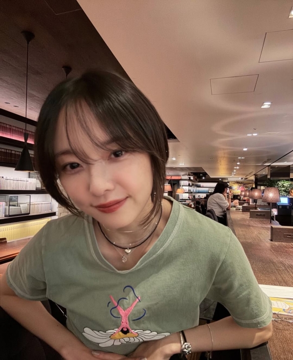 《寂静岭f》女主脸模晒生活照：打扮美美的吃海底捞！(图2)