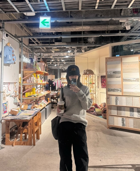 《寂静岭f》女主脸模晒生活照：打扮美美的吃海底捞！(图4)