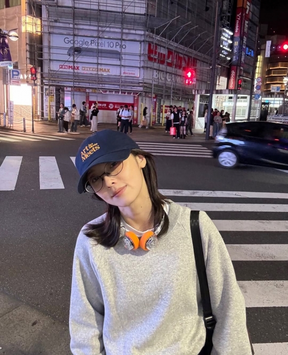 《寂静岭f》女主脸模晒生活照：打扮美美的吃海底捞！(图5)