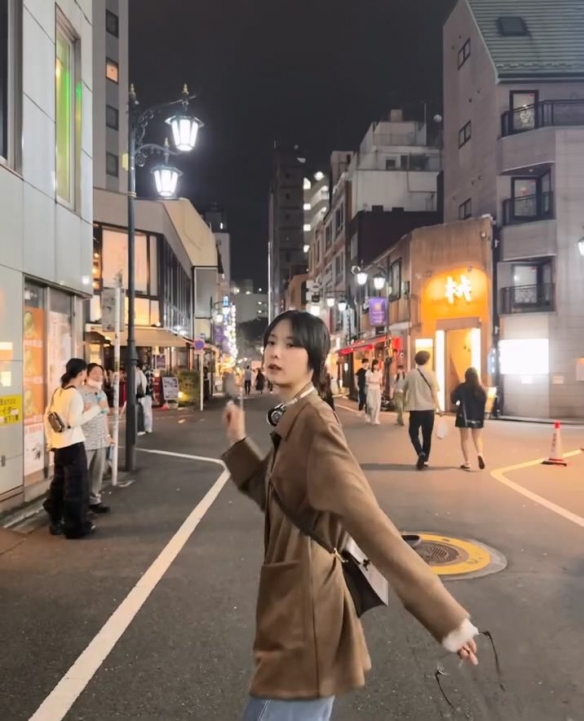 《寂静岭f》女主脸模晒生活照：打扮美美的吃海底捞！(图11)