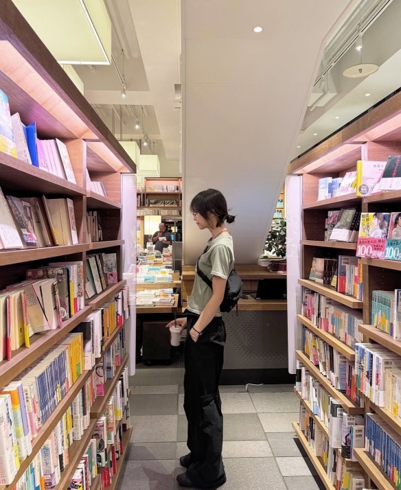 《寂静岭f》女主脸模晒生活照：打扮美美的吃海底捞！(图3)